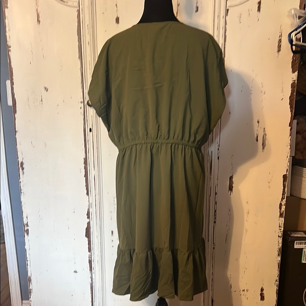 Green Ruched Midi Sundress with Dolman Sleeves - Picture 3 of 8